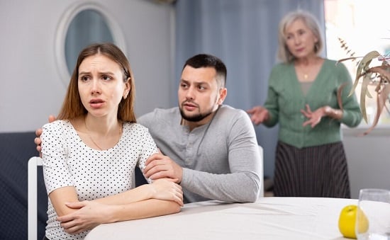 تدخل الأهل والأقارب تدخل الأهل والأقارب