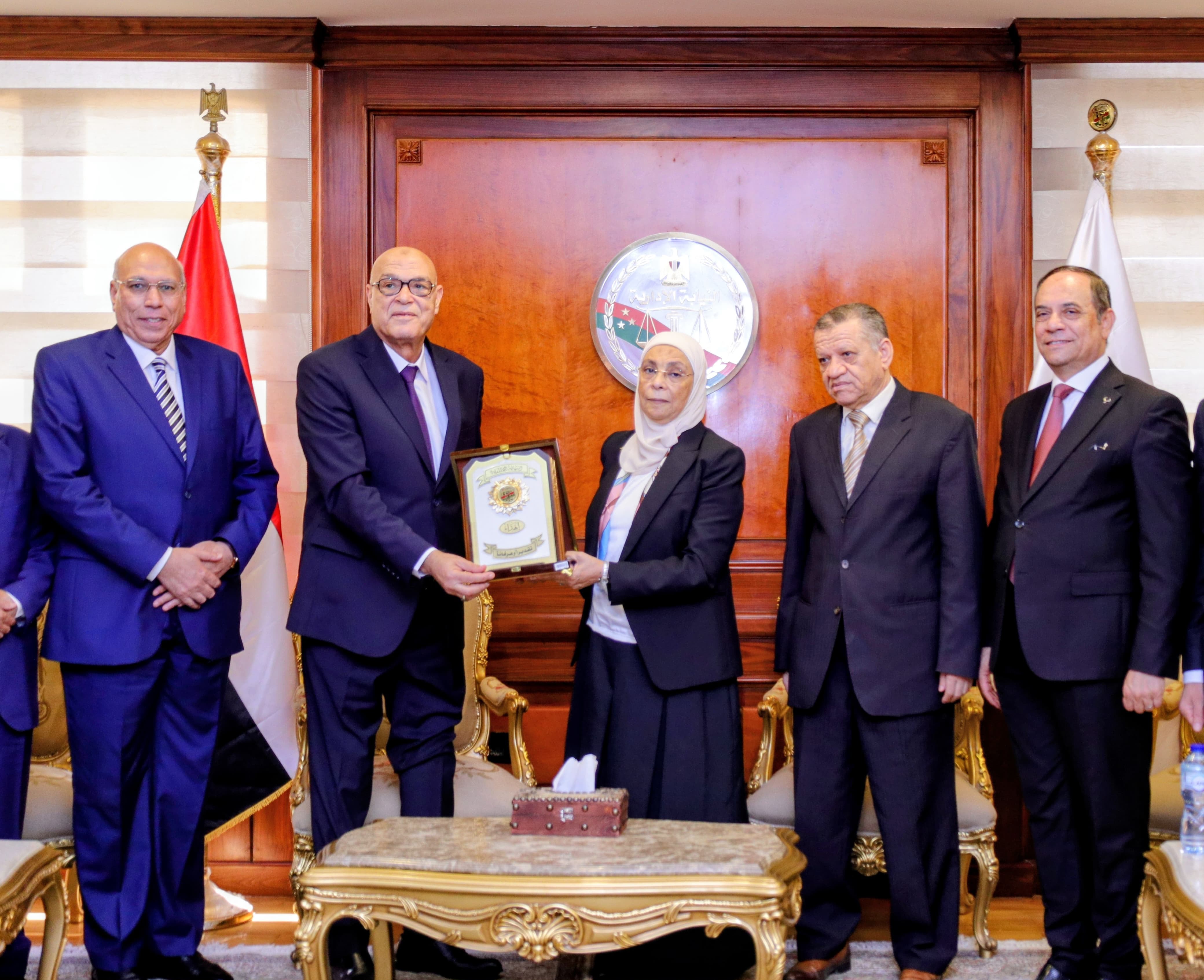 رئيس هيئة قضايا الدولة يهنئ رئيسة النيابة الإدارية  (3)