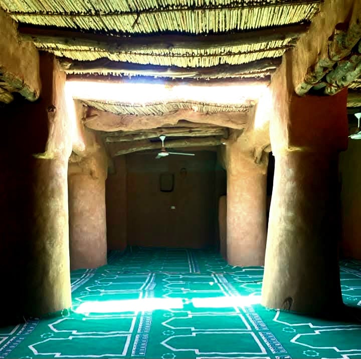 ما زال المسجد عامرا بالمصلين 