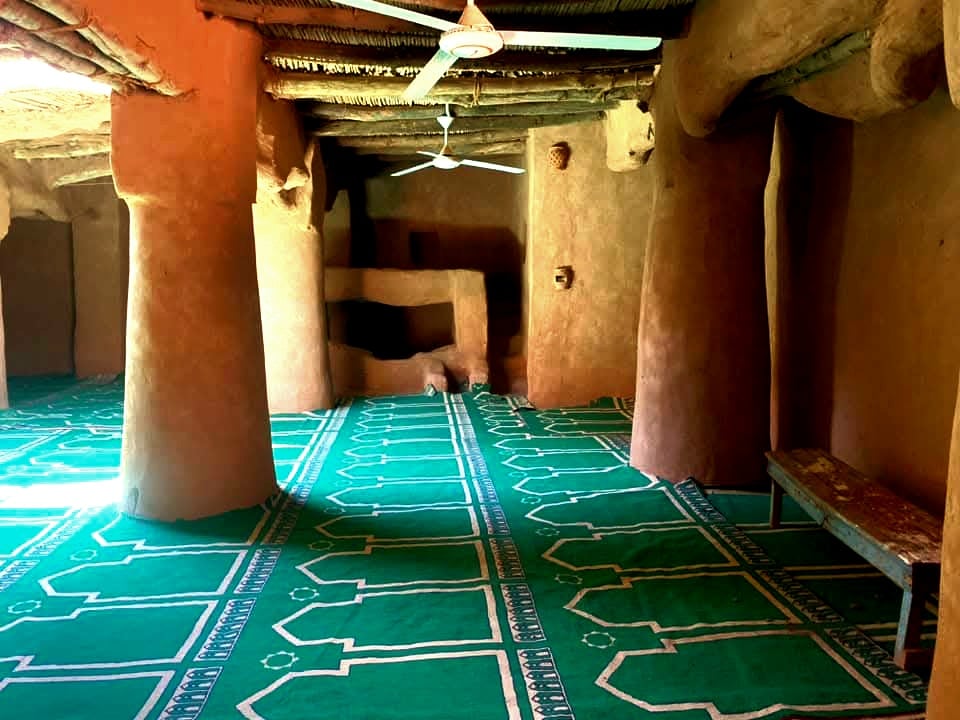 المسجد مبنى من الطين وجذوع النخيل