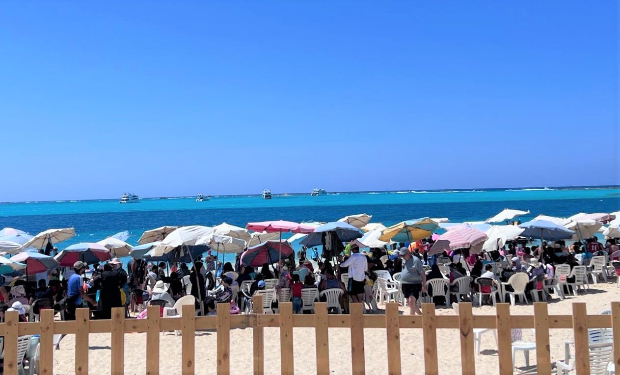 شواطئ مطروح الخلابة تستقبل الهاربين من الحر شواطئ مطروح الخلابة تستقبل الهاربين من الحر