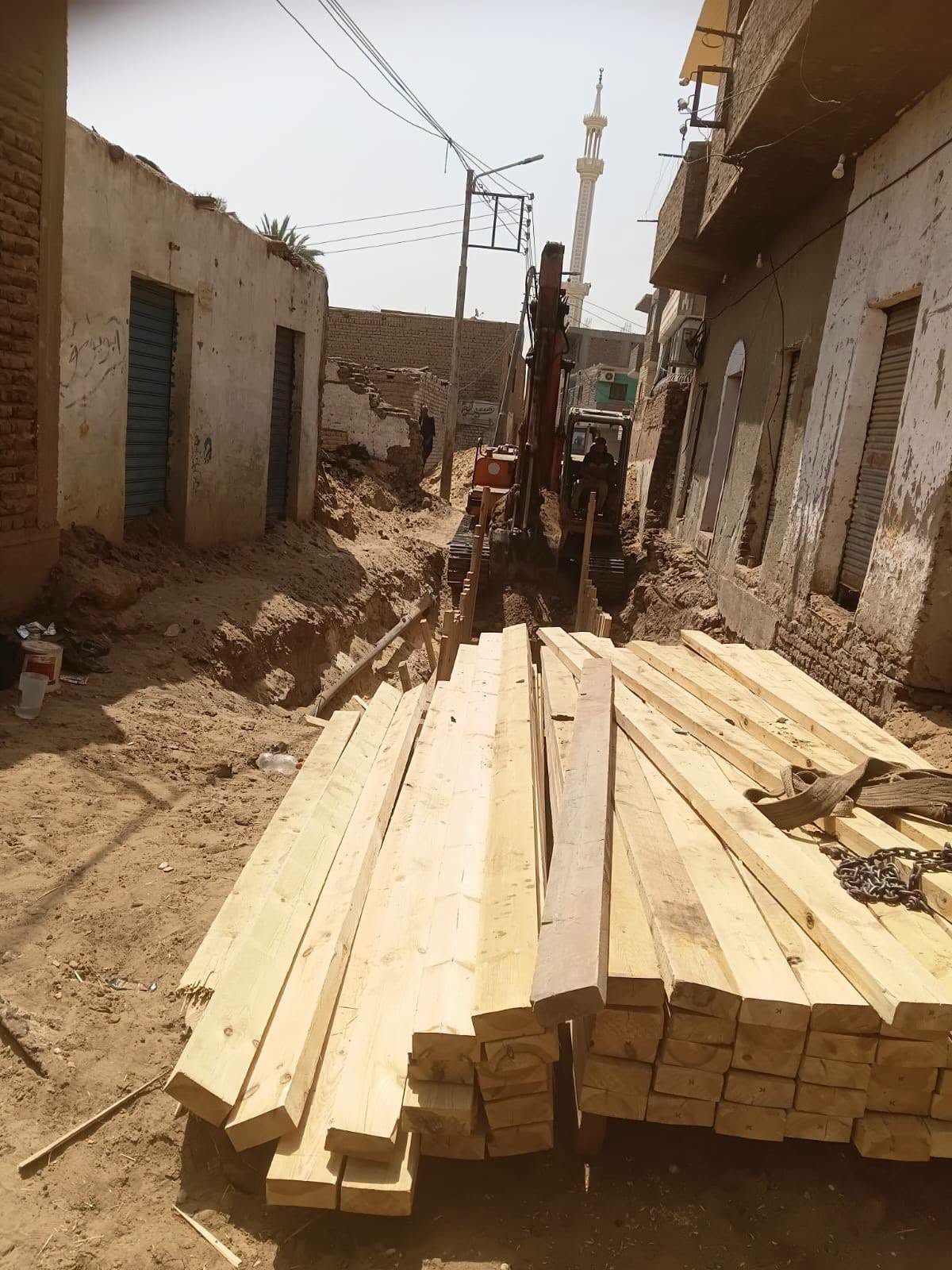 متابعة مشروعات حياة كريمة تسوية الشوارع بقرى أرمنت