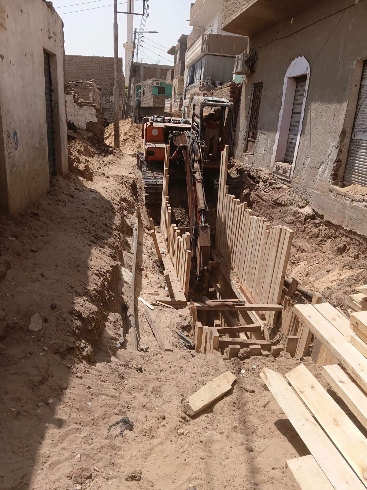 رئيس مدينة أرمنت يتابع مشروعات المبادرة وإنارة المناطق المحرومة