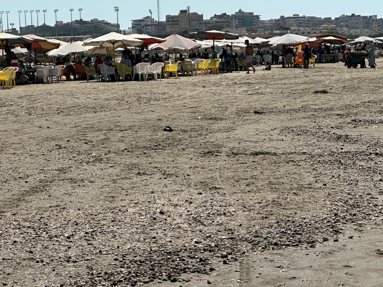 تواجد المواطنين بالشاطئ
