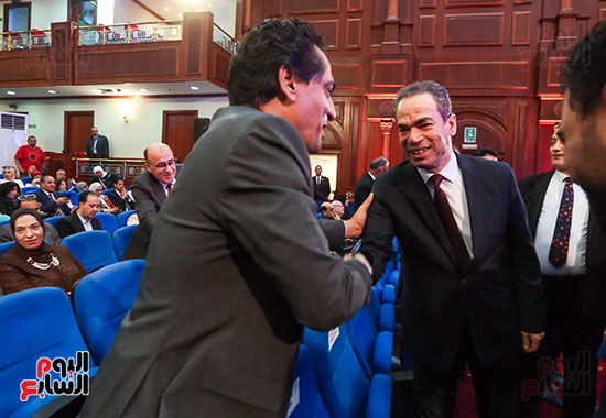 المسلمانى يصافح ايمن عبدالمجيد