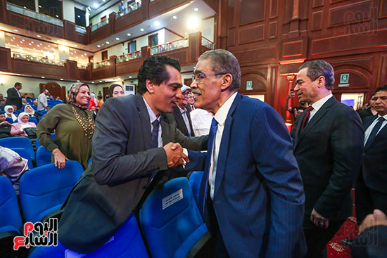 وزير الاعلام يصافح ابمن عبدالمجيد
