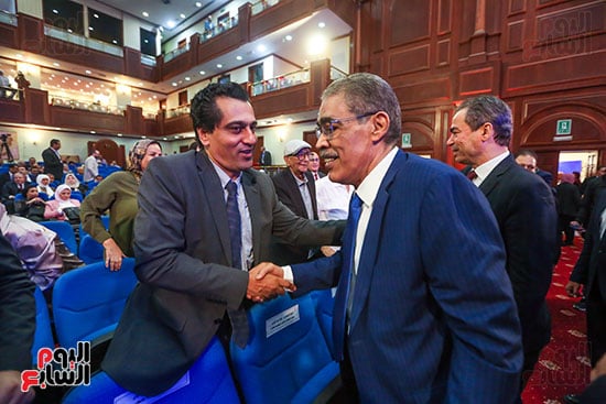 وزير الاعلام يصافح الحاضرين