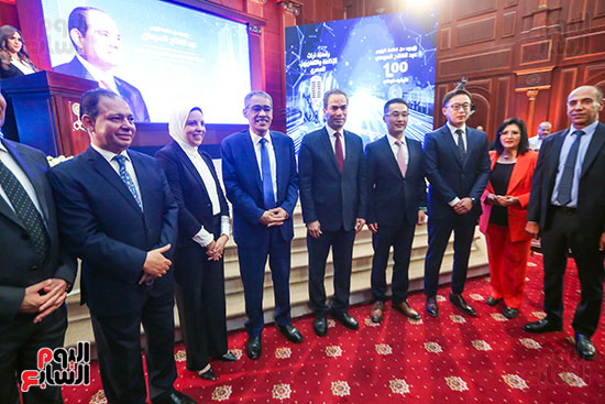 وزير الاعلام يتوسط مندوبى شركة هواوى