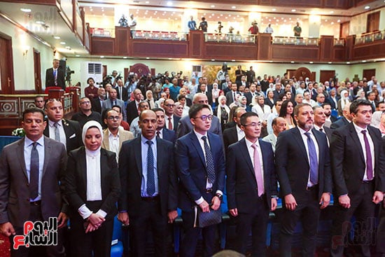 مندوبى شركة هواوى اثناء عزف السلام الوطنى