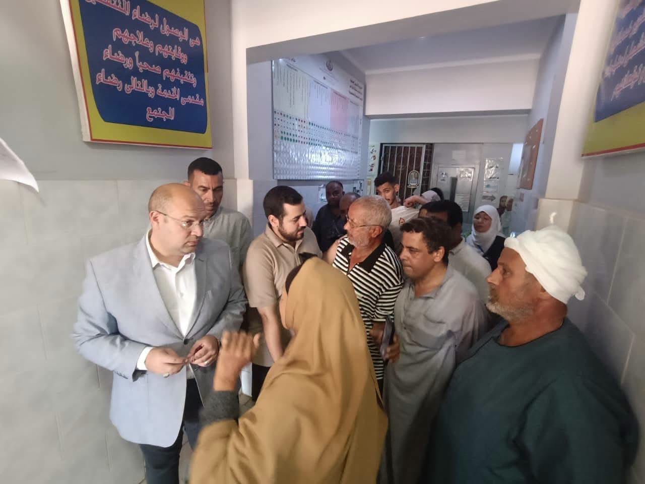 نائب محافظ الجيزة يتفقد مركز طب الأسرة بالمنصورية (1)