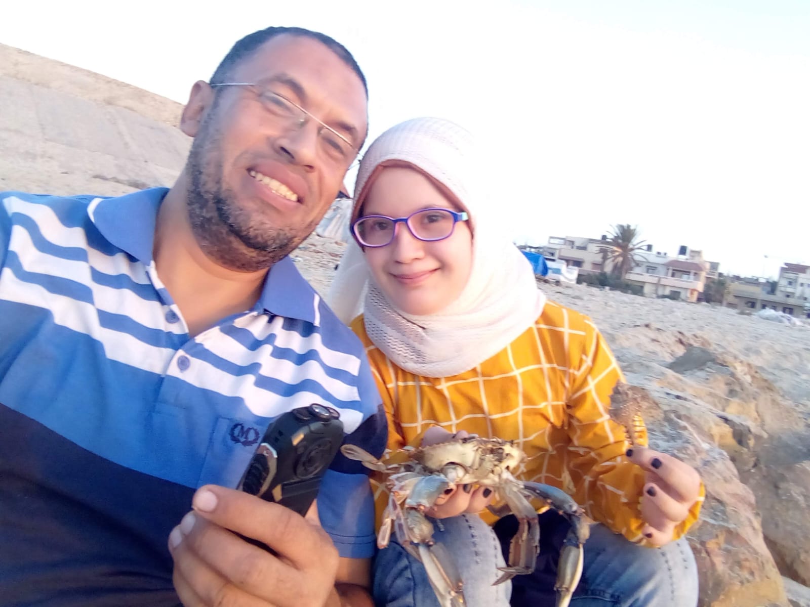 داليا ووالدها علي شواطيء العريش