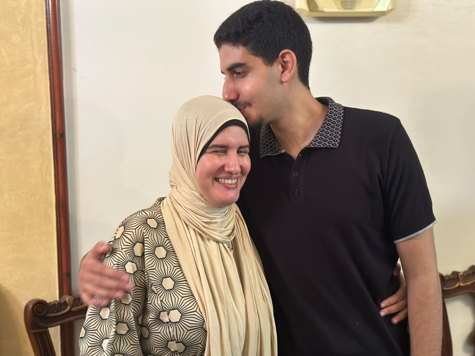 يقبل والدته