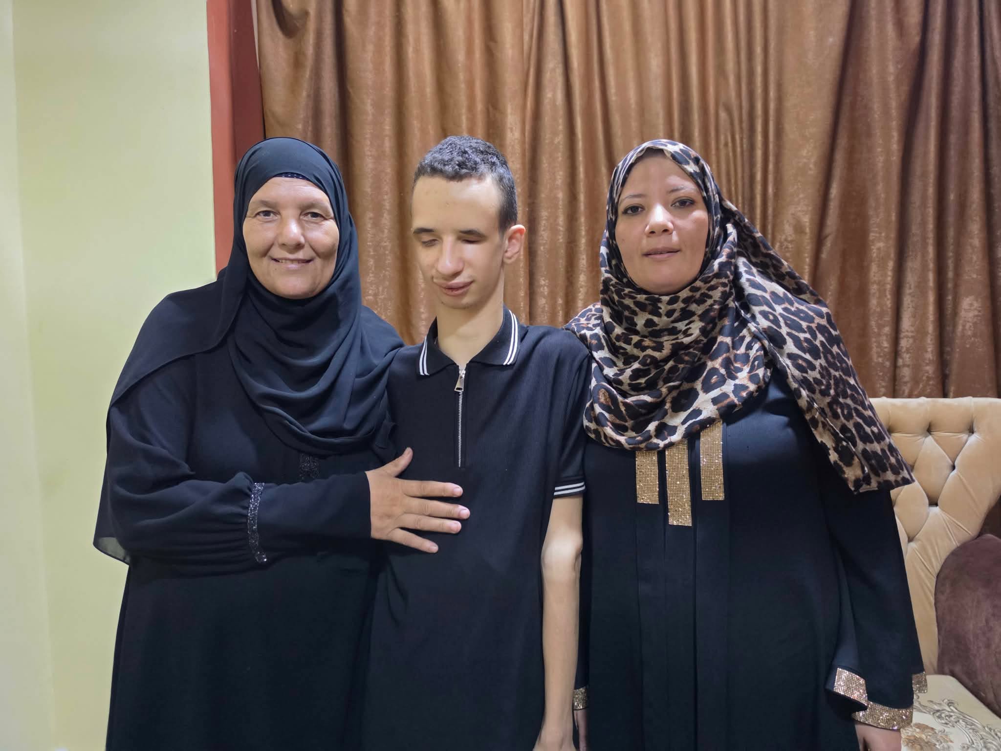 احمد مع جدته ووالدته احمد مع جدته ووالدته