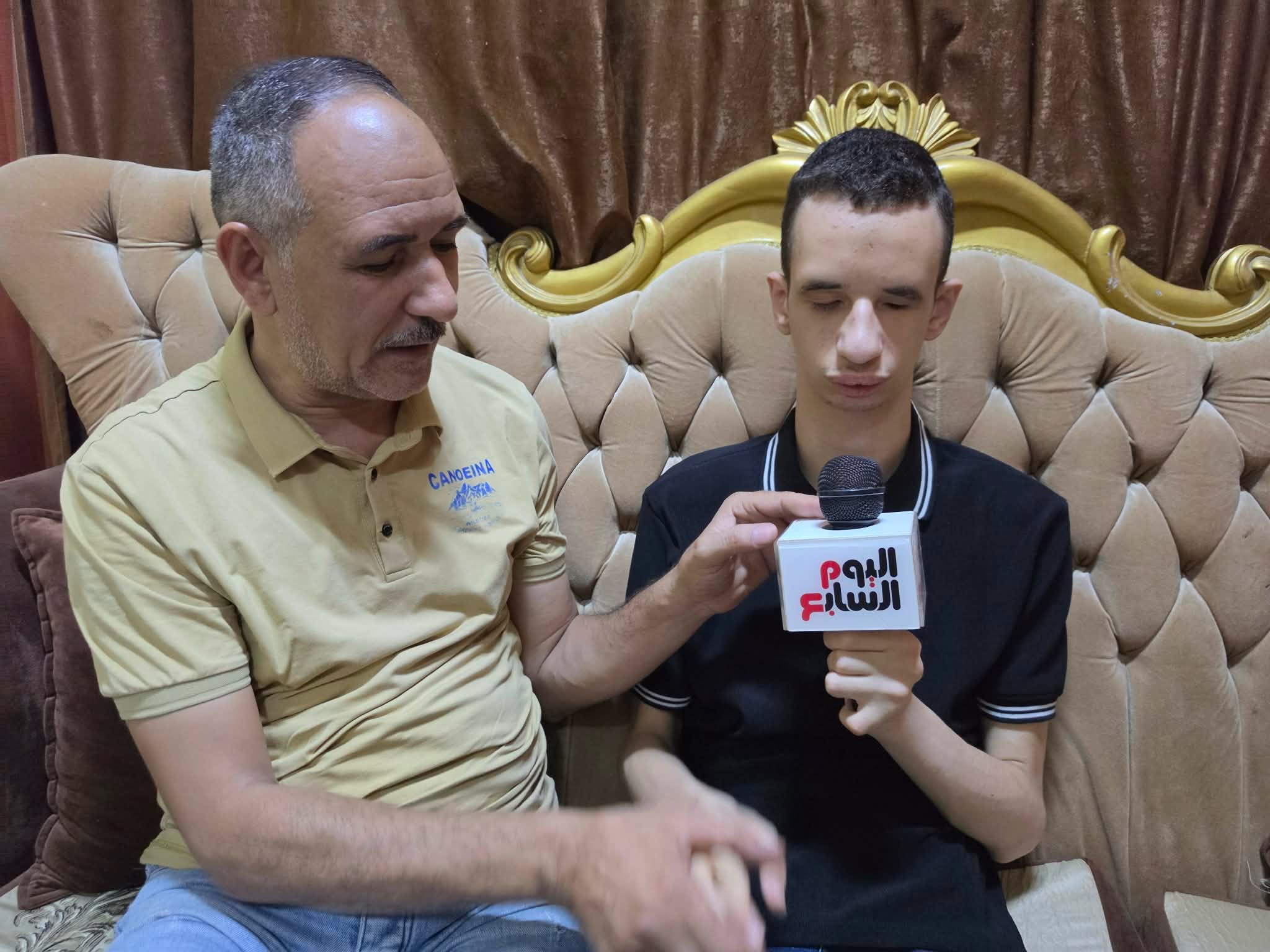 احمد مع والده احمد مع والده