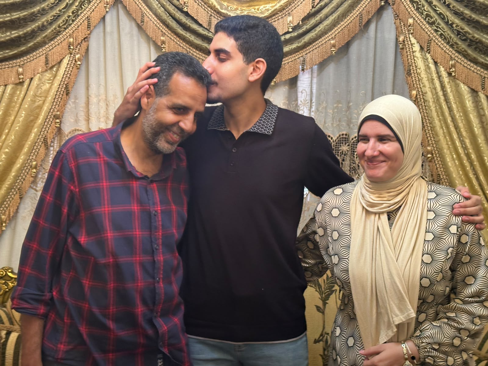 يقبل والده