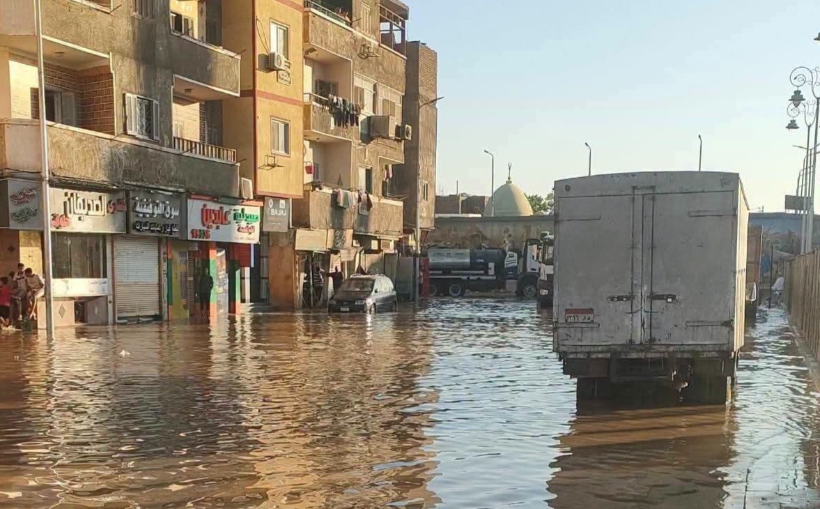 كسر في ماسورة مياه يغرق محيط مسجد عبد الرحيم القنائي كسر في ماسورة مياه يغرق محيط مسجد عبد الرحيم القنائي