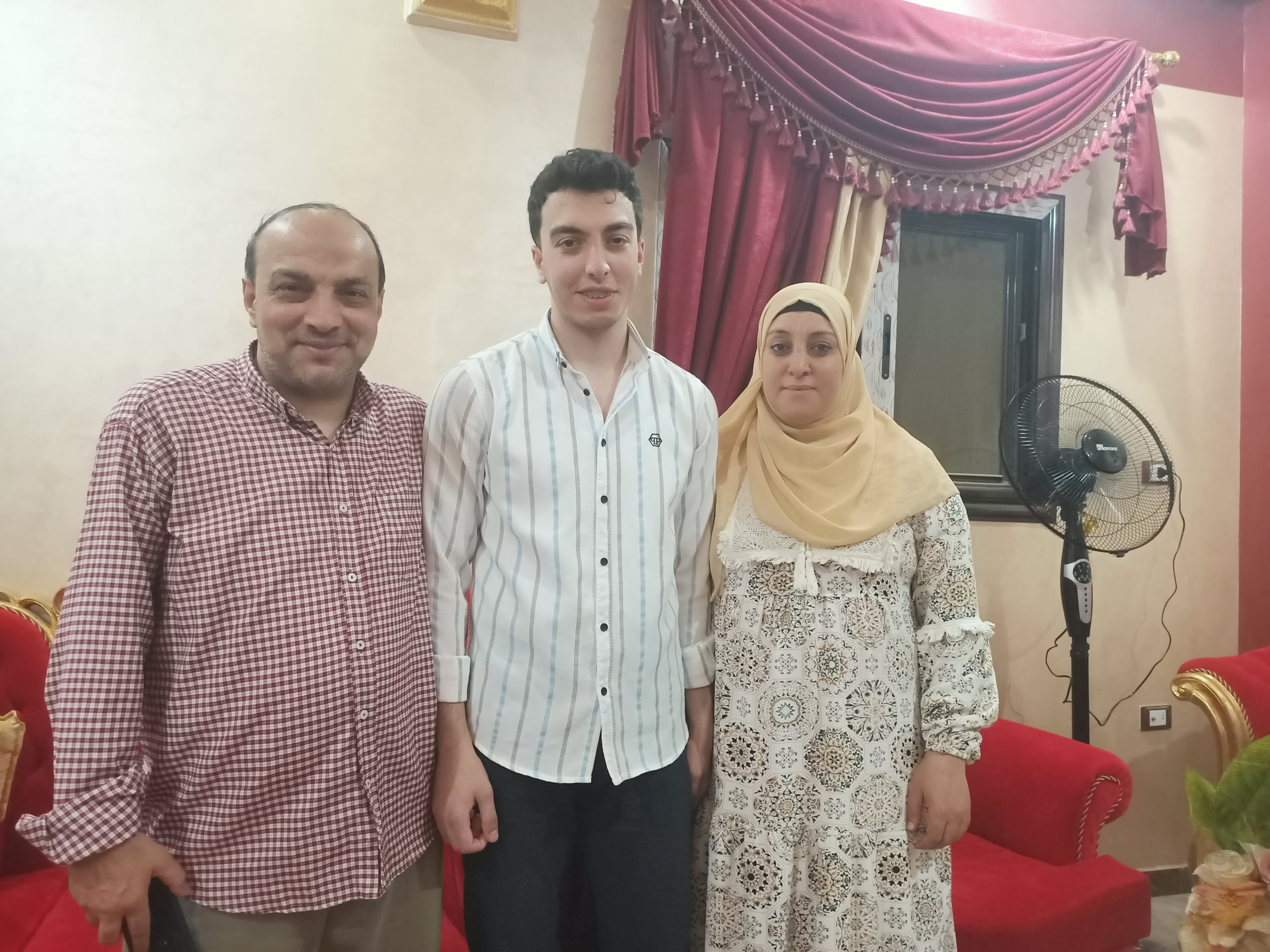 الطالب محمد ياسر مع اسرته