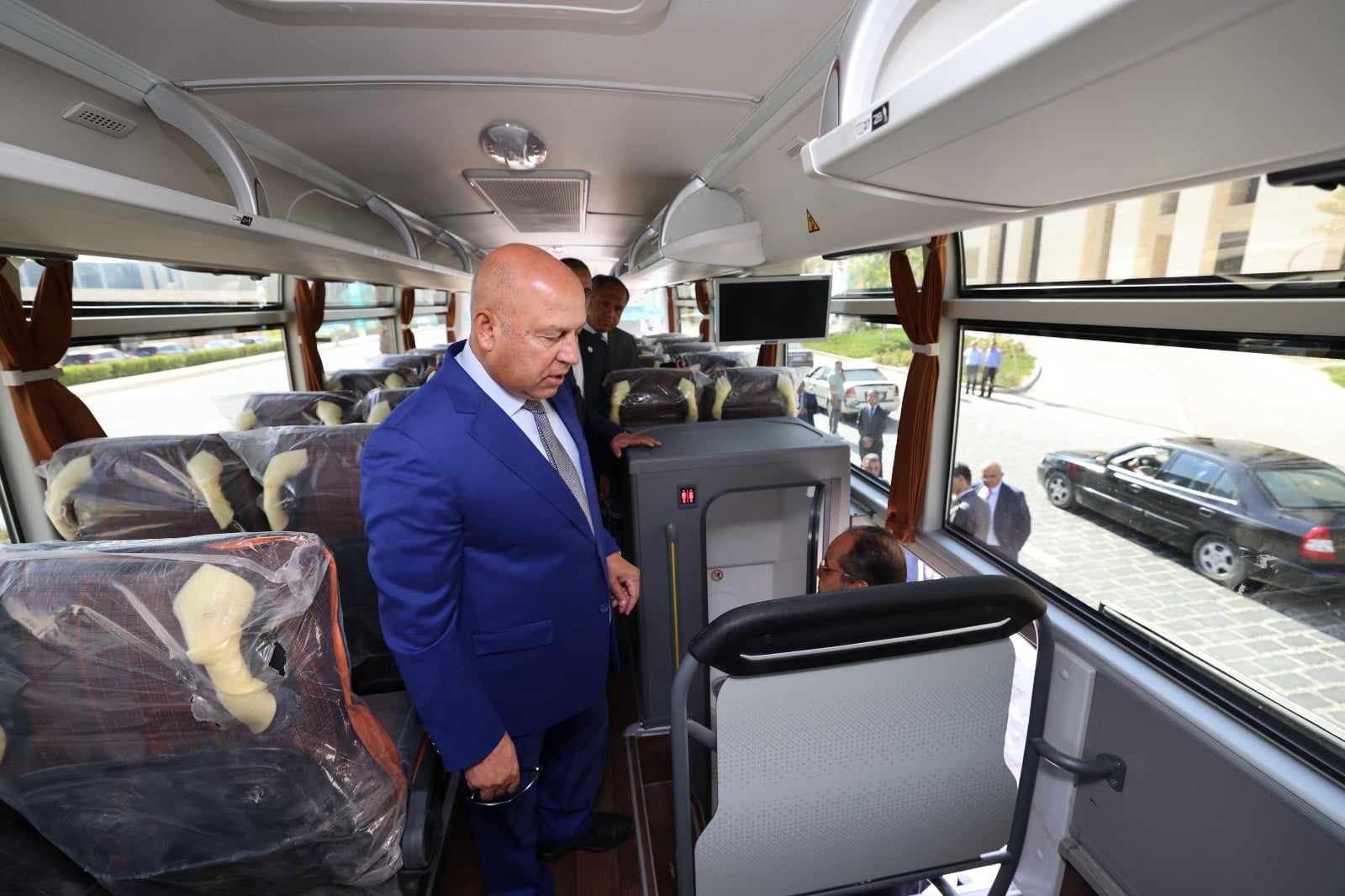 وزير النقل يتفقد الاتوبيسات الجديدة لسوبر جيت وزير النقل يتفقد الاتوبيسات الجديدة لسوبر جيت