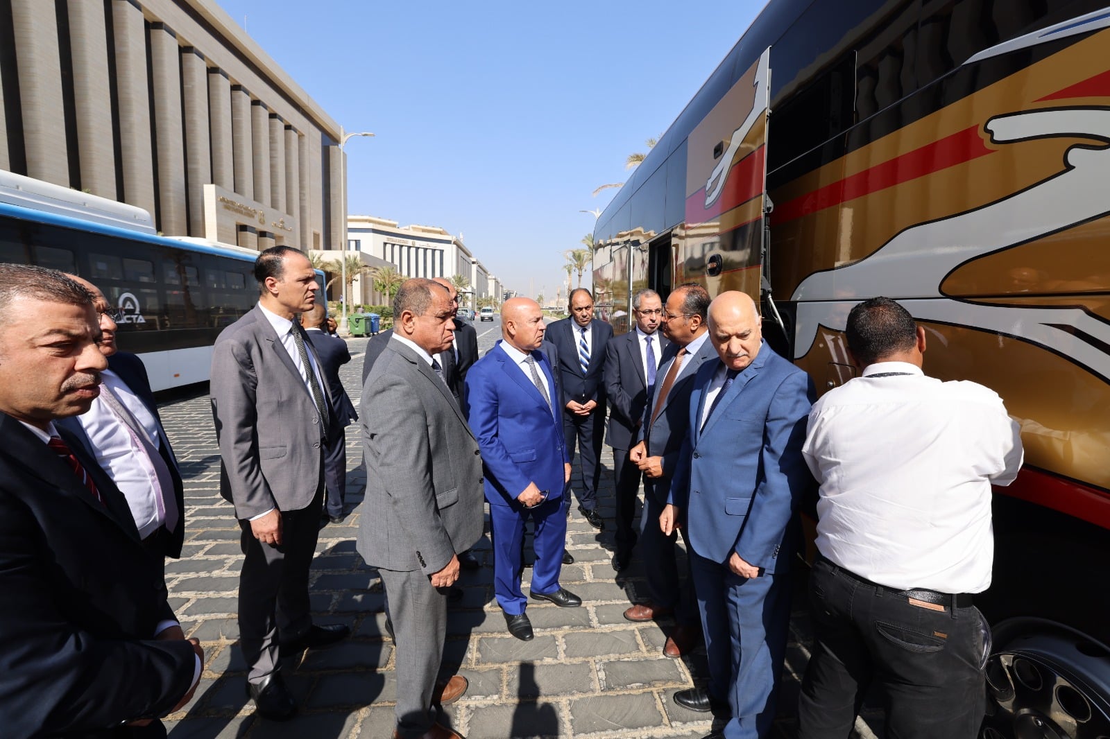 الوزير يتابع تسلم الاتوبيسات الوزير يتابع تسلم الاتوبيسات