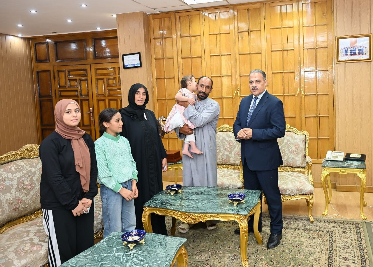 محافظ الشرقية يكرم أسرتي "شهيدي العمل" بمشروعي "المحاجر والمخابز محافظ الشرقية يكرم أسرتي "شهيدي العمل" بمشروعي "المحاجر والمخابز
