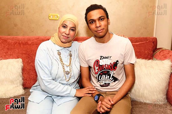كريم محمد محى الدين الثامن ادبى مع والدته