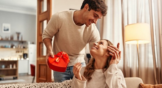 أبراج تفضل التعبير عن حبها بالهدايا أبراج تفضل التعبير عن حبها بالهدايا
