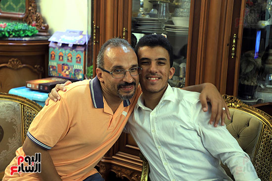 الثالث على الثانوية علمى ووالدة الثالث على الثانوية علمى ووالدة