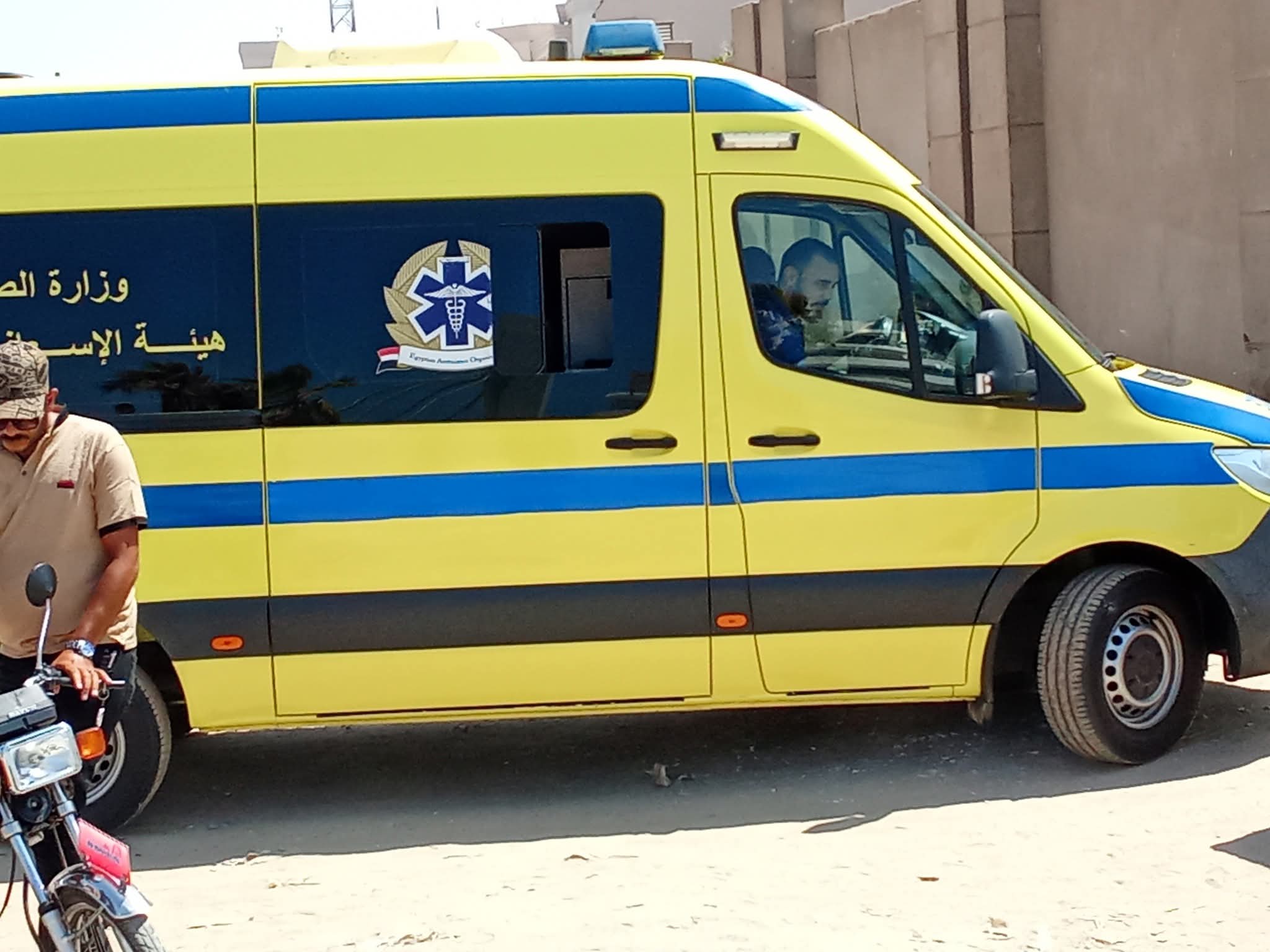 سيارة الاسعاف بها الموظف سيارة الاسعاف بها الموظف