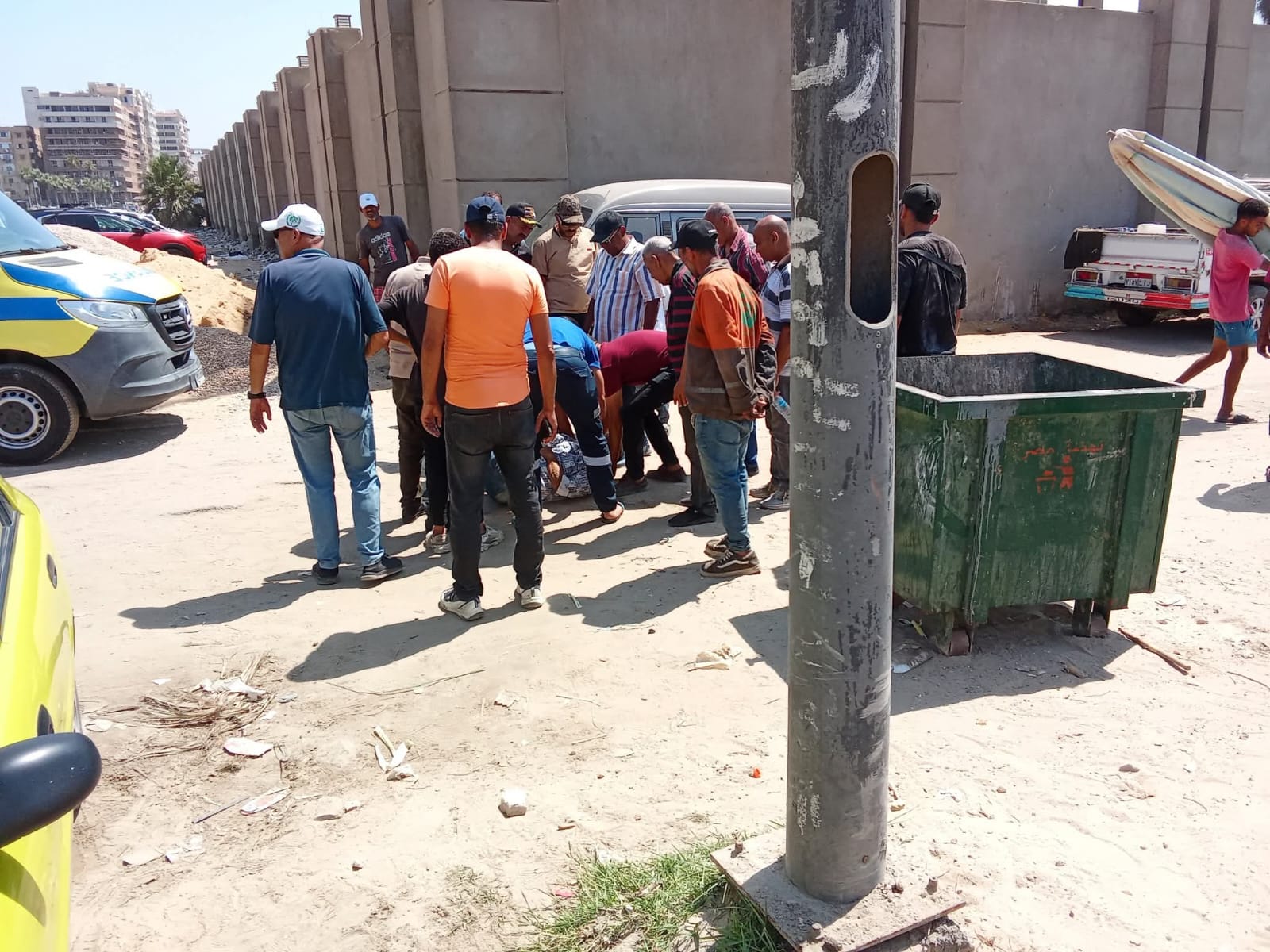 حمل الموظف بالاسعاف حمل الموظف بالاسعاف