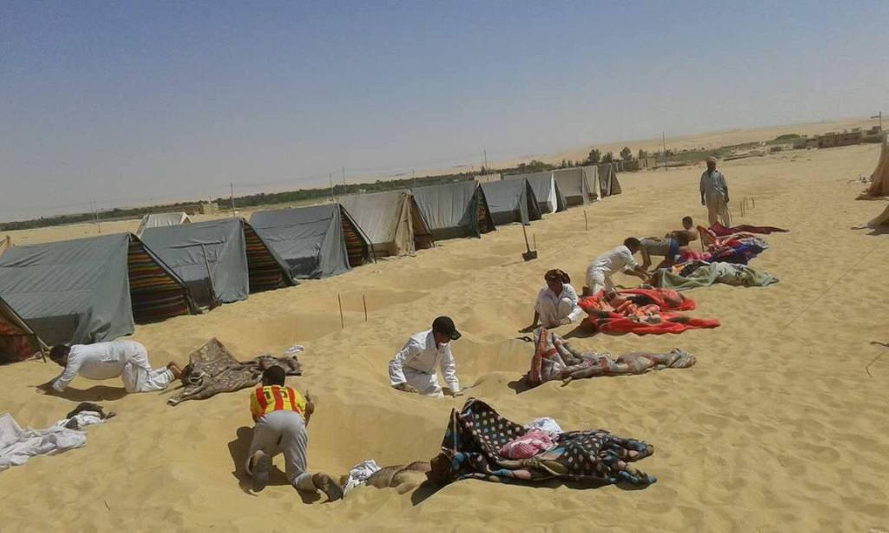 اقبال على العلاج بالدفن في رمال سيوة اقبال على العلاج بالدفن في رمال سيوة