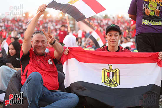 اللون الأحمر يزين الفان زون