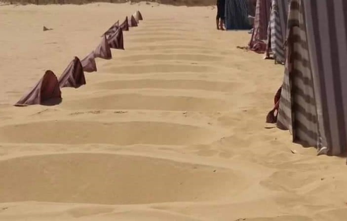 تجهيز حفر لجلسات العلاج بالدفن في رمال سيوة تجهيز حفر لجلسات العلاج بالدفن في رمال سيوة
