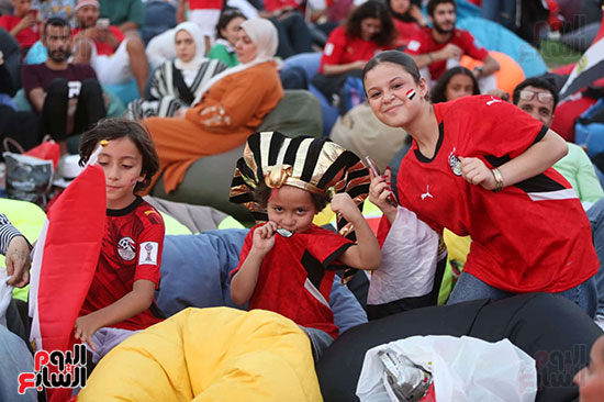 طفل يقبل علم مصر علي التي شيرت