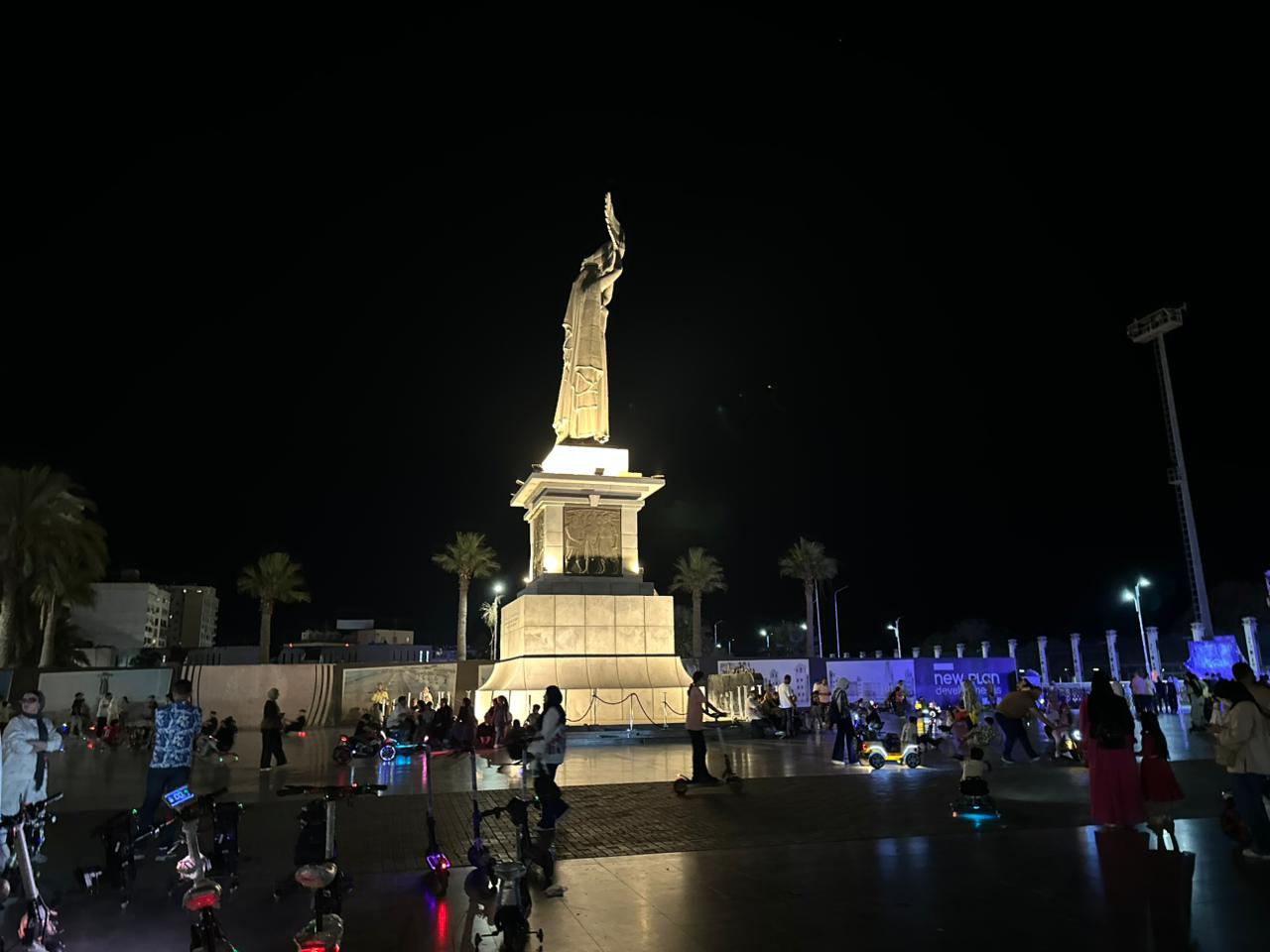 التمثال يتوسط الساحة