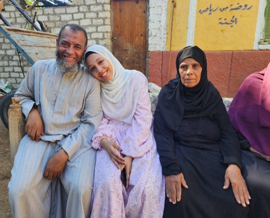 سعادة كبيرة للطالبة سمية مع والدها وجدتها بمسقط رأسها