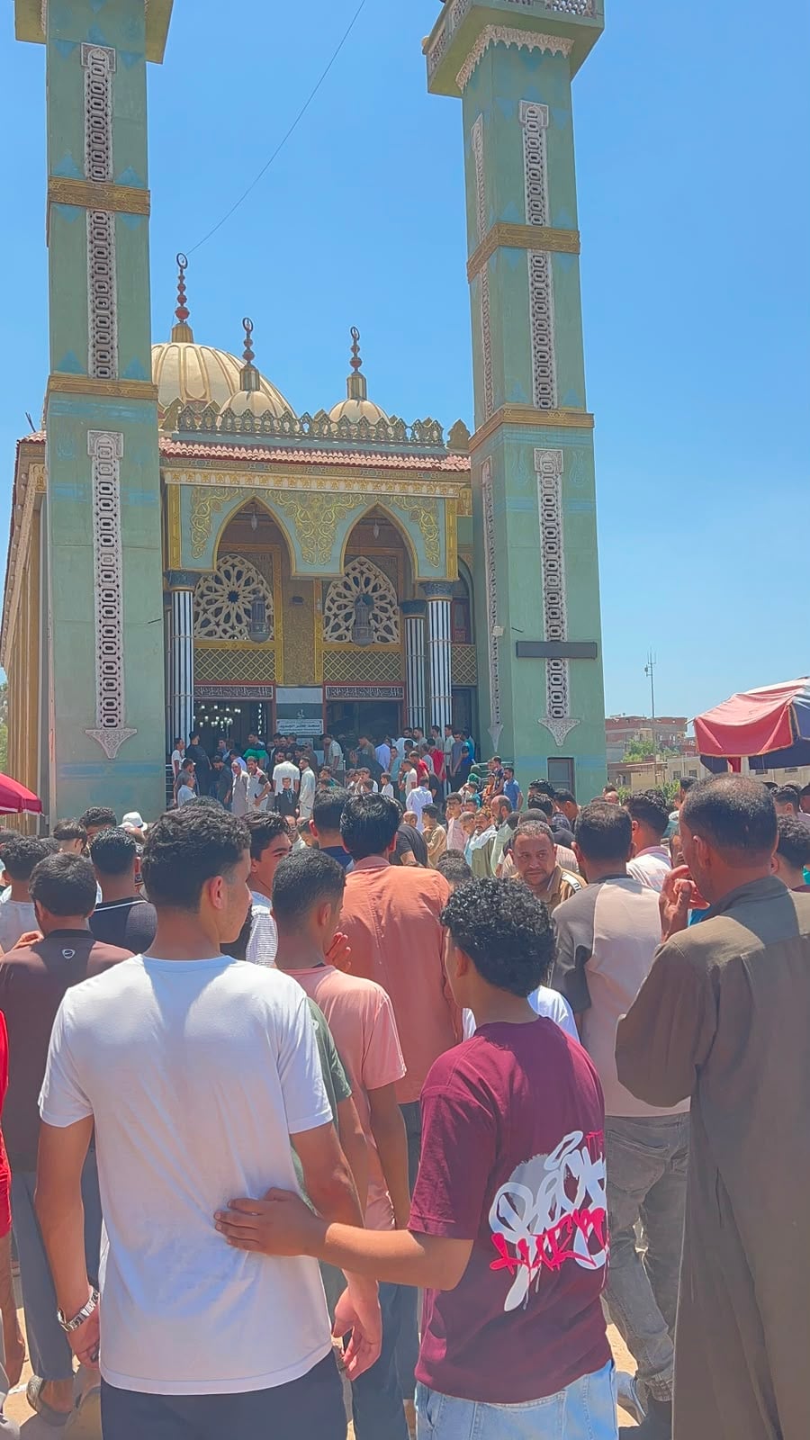 الاهالي تجمعوا حول المسجد الاهالي تجمعوا حول المسجد