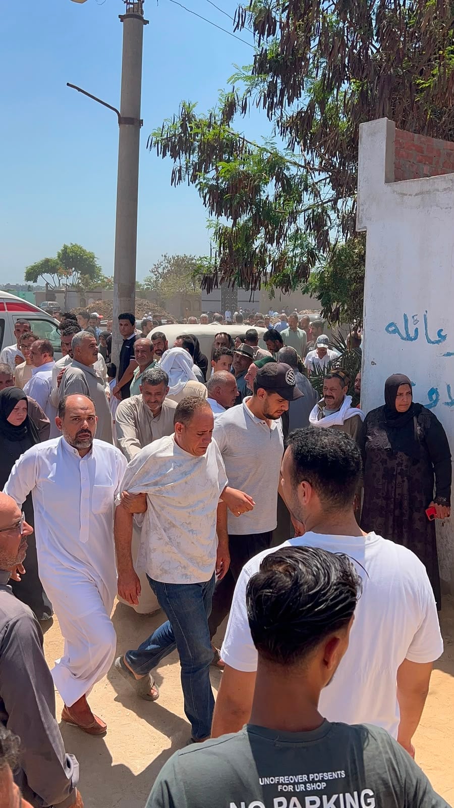 اهل القريه يساندون الاب اهل القريه يساندون الاب