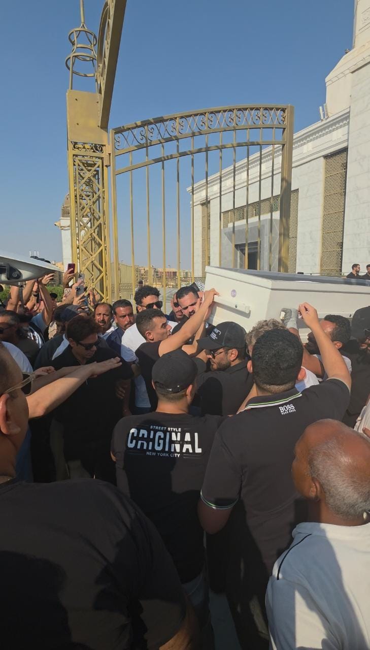 تامر يحمل نعش والده
