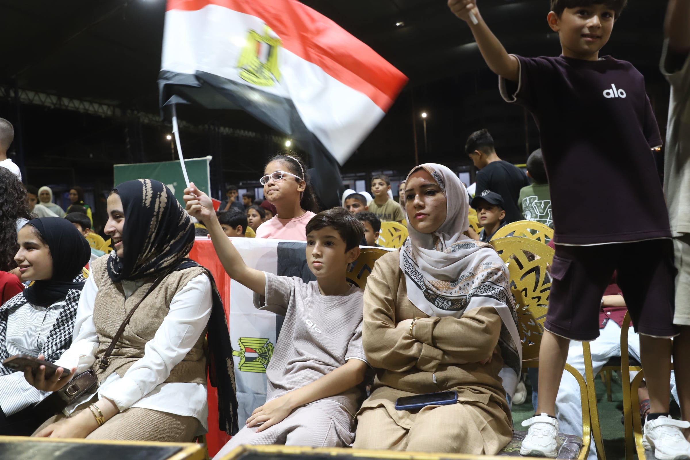 صغار وكبار حاضرون في التشجيع