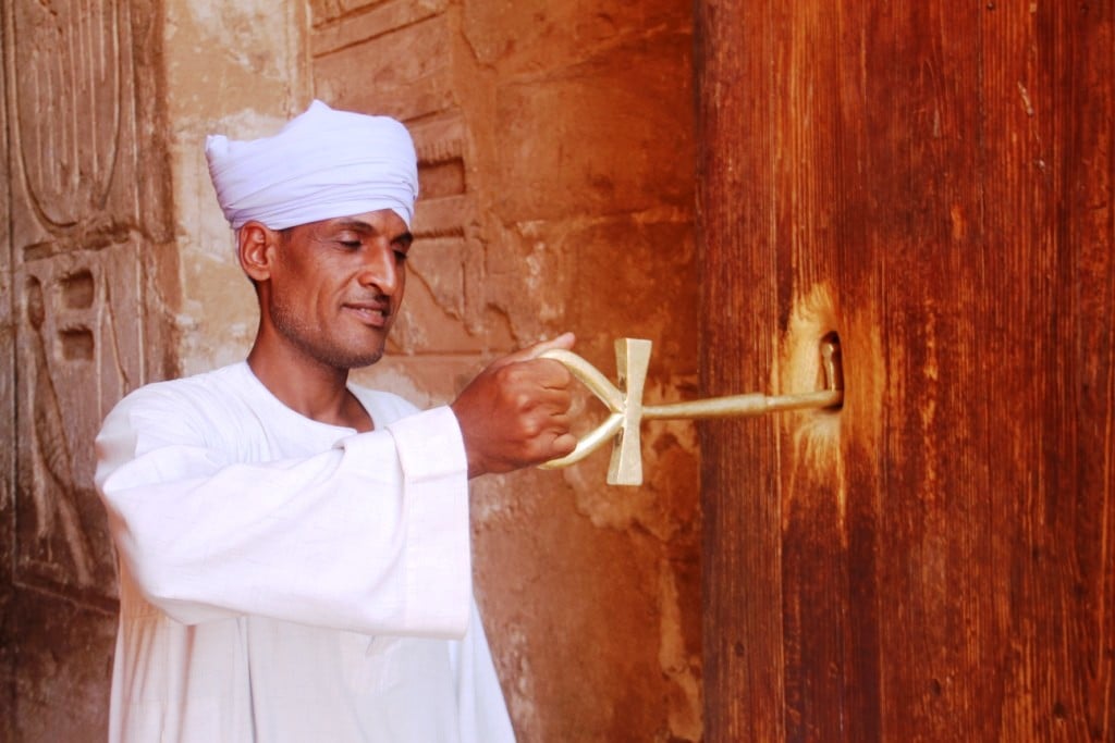 حارس المعبد مع مفتاح الحياة
