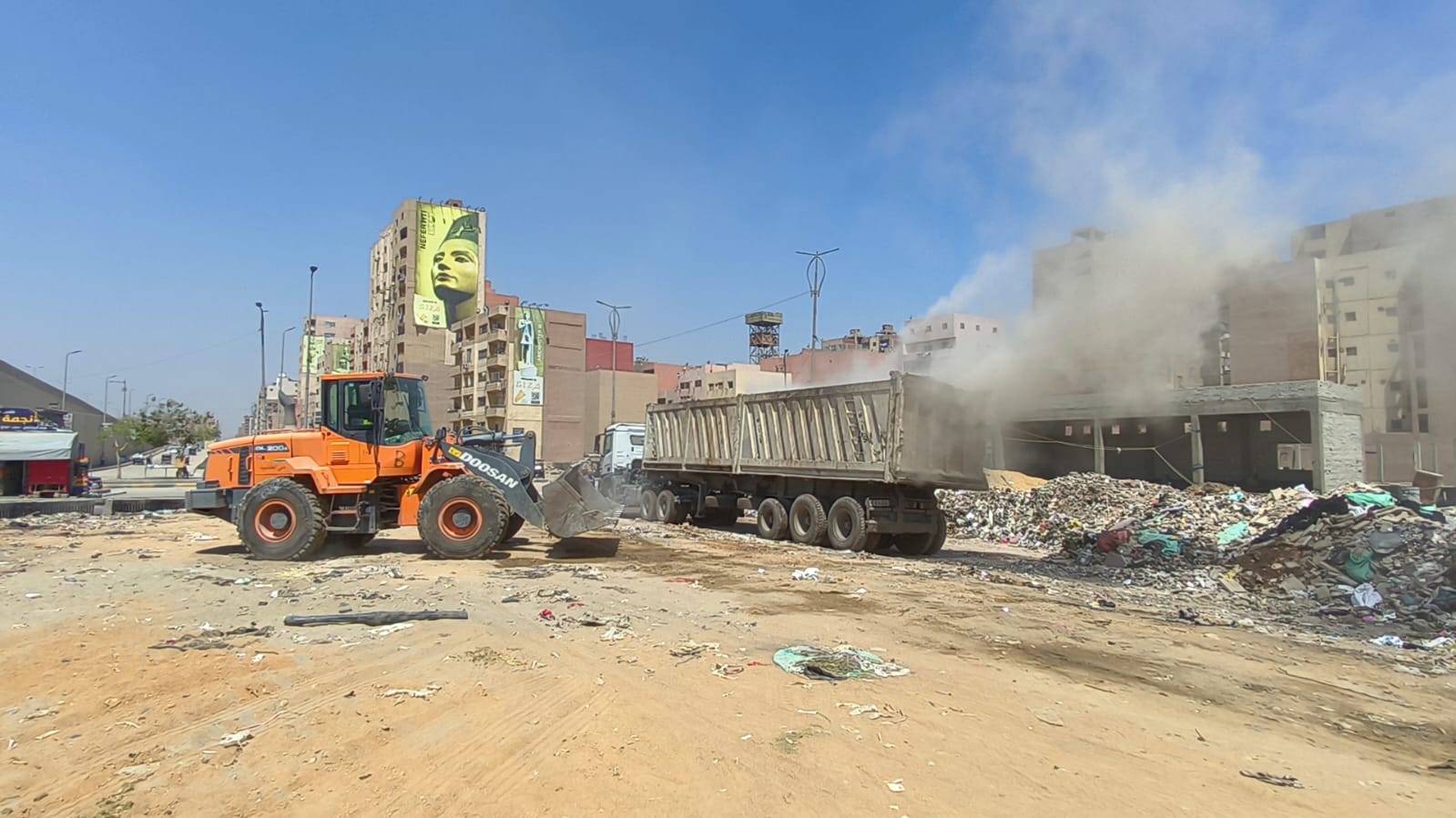 رفع مخلفات الرتش بمنطقة موقف الأتوبيس العشروا (2)