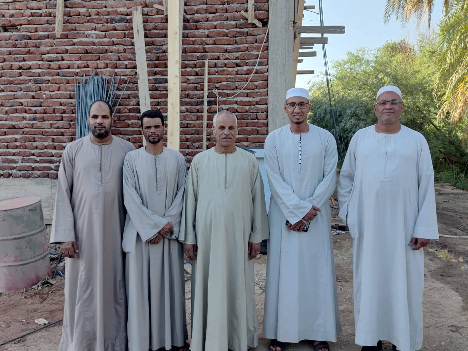 من القائمين على بناء المدرسة