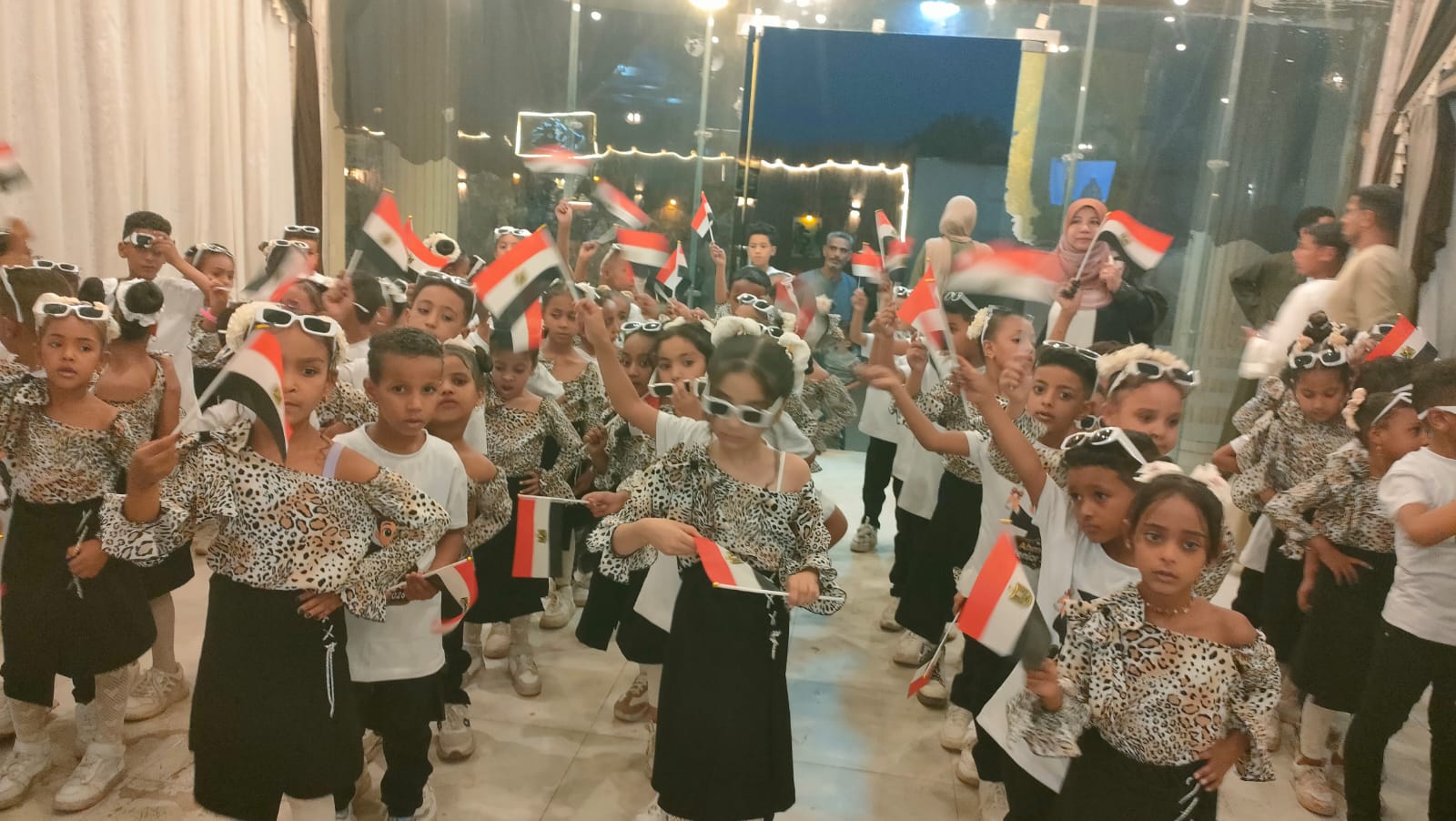 أطفال جنوب الأقصر يحتفلون على طريقتهم بصعود منتخب مصر