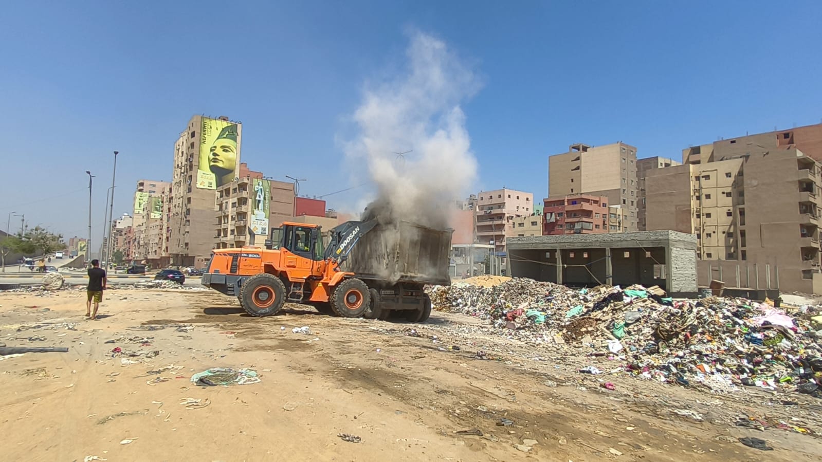 رفع مخلفات الرتش بمنطقة موقف الأتوبيس العشروا (4)