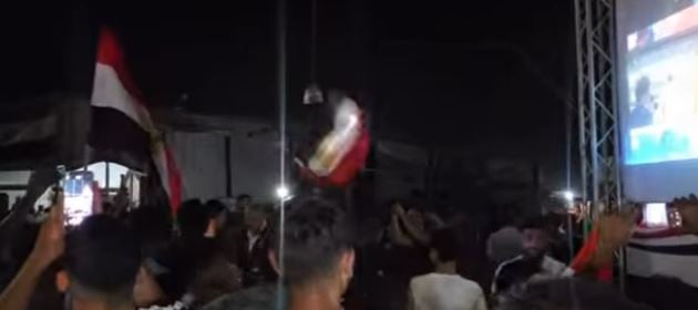 فلسطينيون يشاهدون المباراة