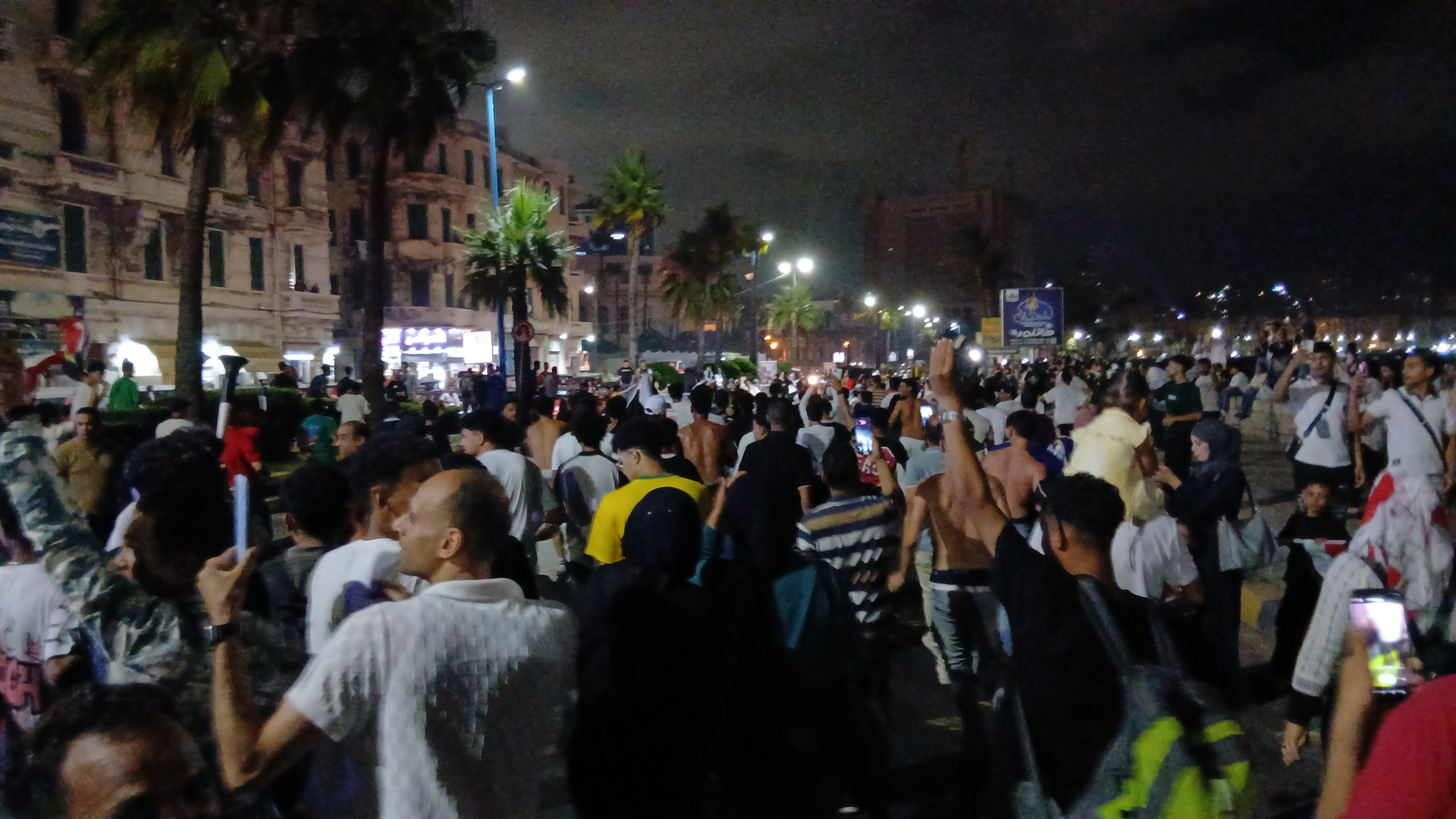 الجماهير بالإسكندرية تحتفل بفوز المنتخب المصري الجماهير بالإسكندرية تحتفل بفوز المنتخب المصري