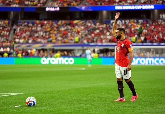 محمد صلاح يسدد الكرة الثابتة محمد صلاح يسدد الكرة الثابتة