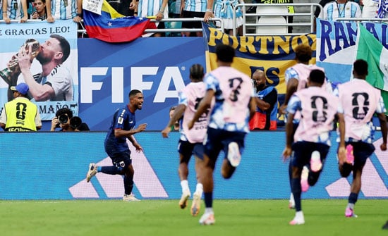 يروي دوارتي لاعب كاب فيردي يحتفل بالهدف