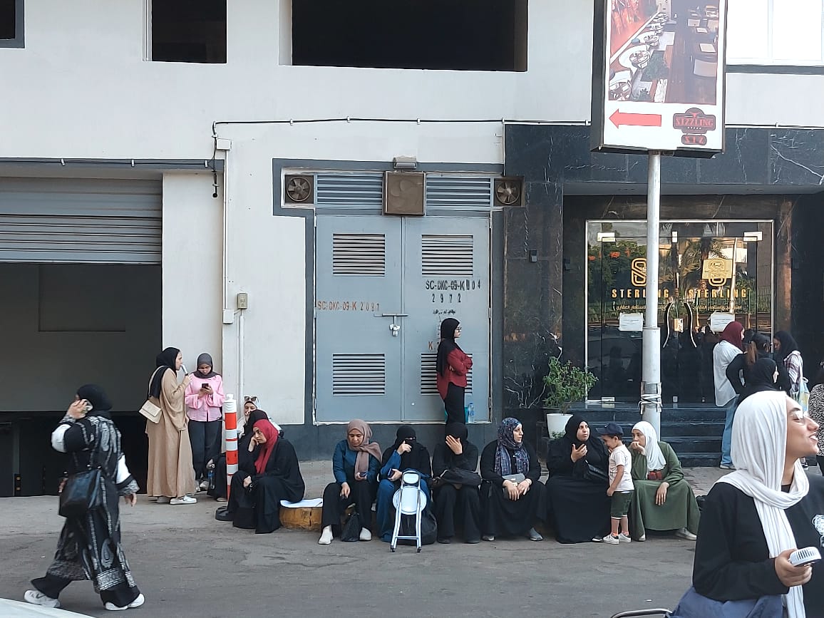 الأمهات يدعمن الأبناء أمام لجان الثانوية بالجيزة