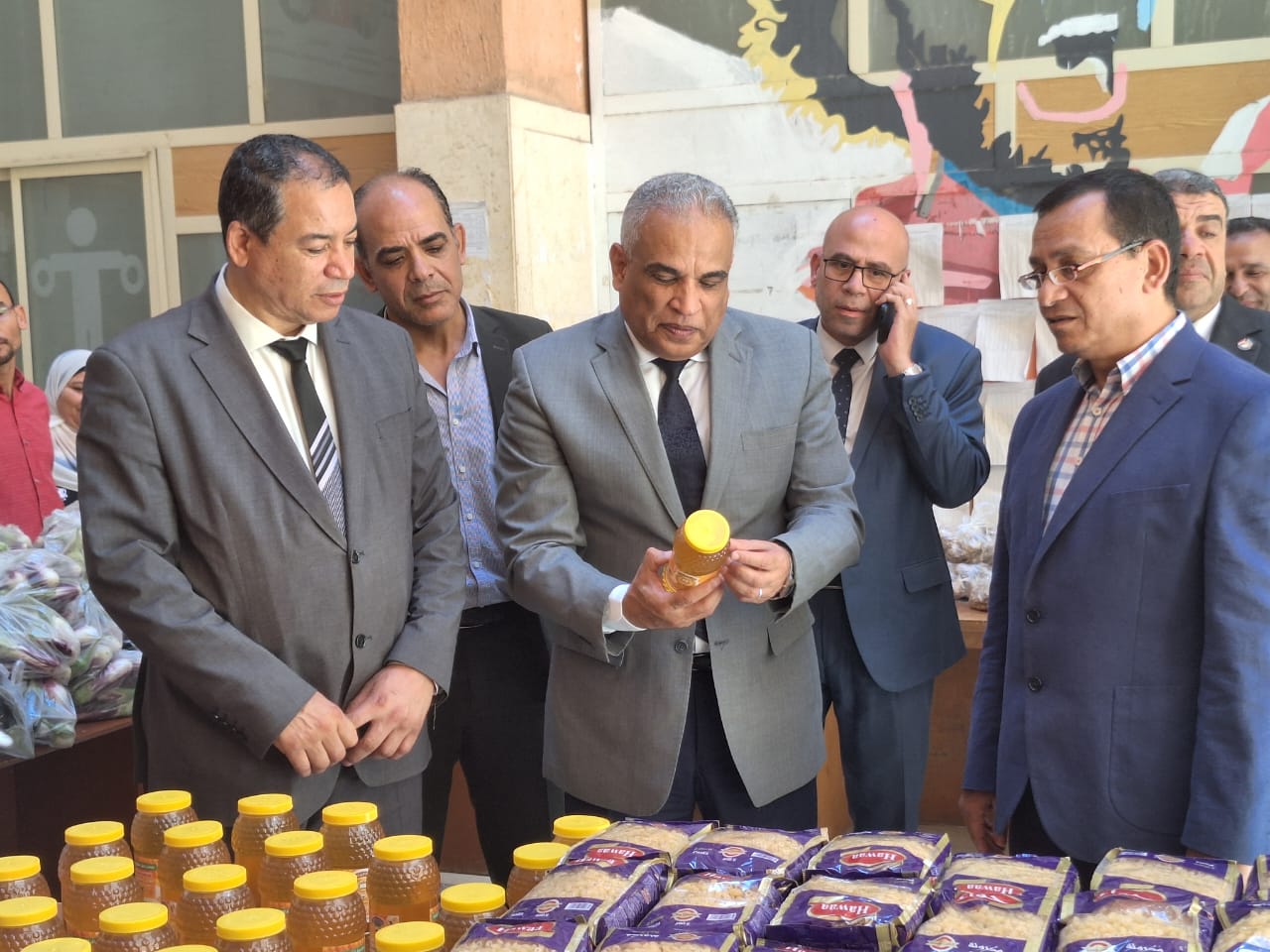 رئيس جامعة طنطا يتفقد معرض كلية الزراعة